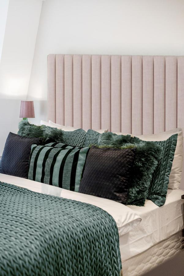 Explore The Most Exquisite West-End From A Harrods Family And Couple Home London Eksteriør billede